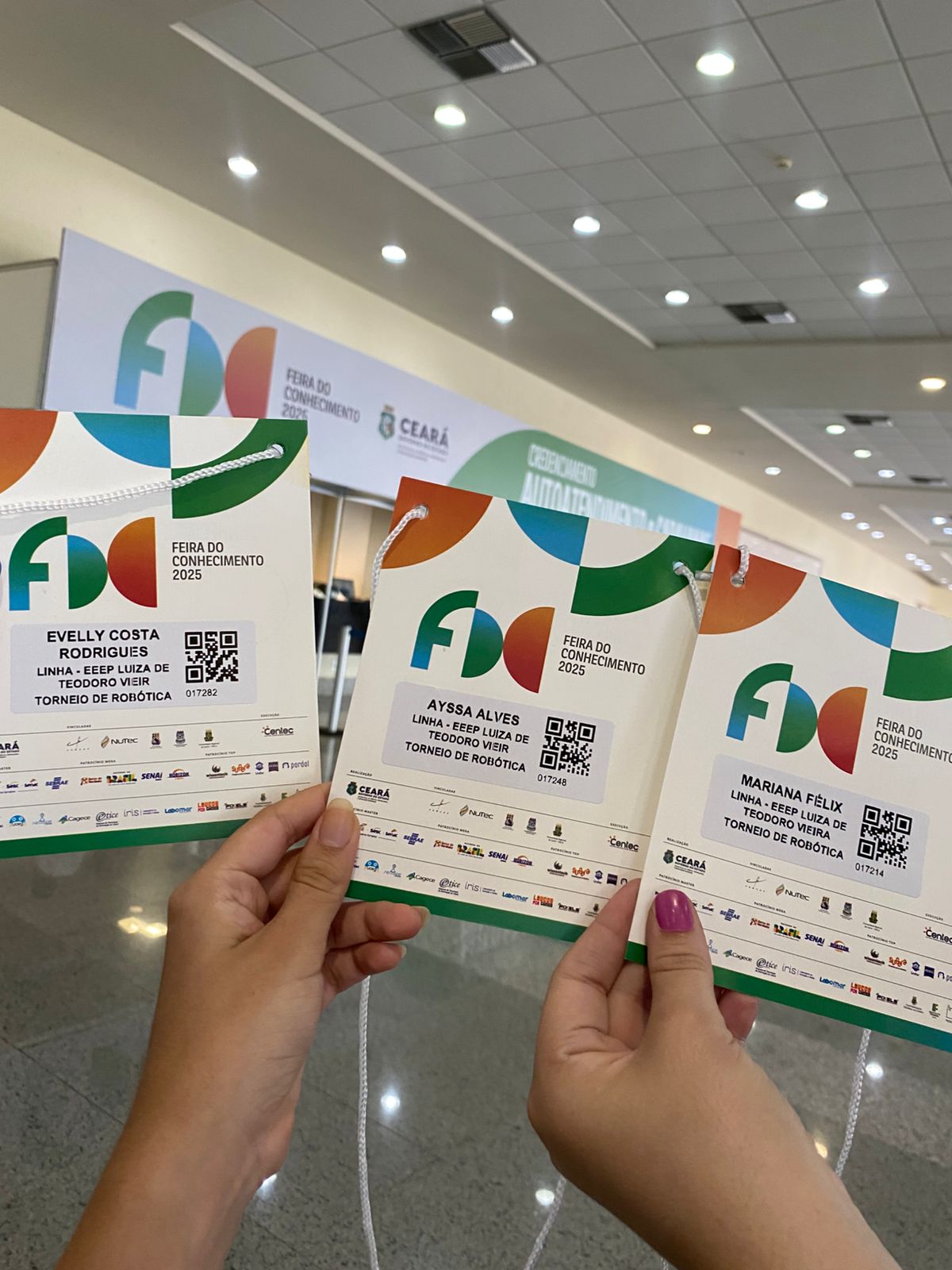 Credenciais da equipe na Feira do Conhecimento 2025